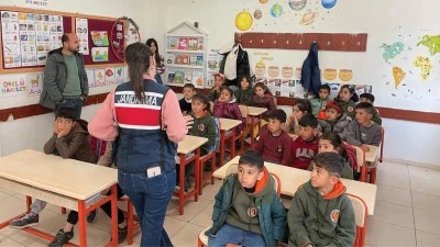 Asayişin &ouml;zel k&ouml;peği, &ouml;ğrencilere g&ouml;steri yaptı