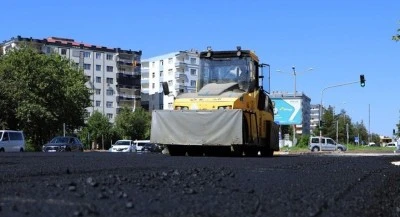 Asfalt &ccedil;alışması s&uuml;r&uuml;yor