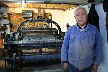 Asırlık tezgahta 45 yıldır kilim dokuyor