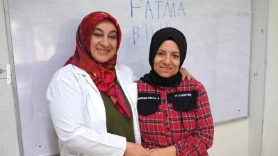Aslı &ouml;ğretmen işitme engellilere işaret dilini &ouml;ğretiyor