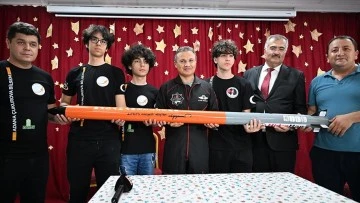 Astronot Gezeravcı Adana'da &ouml;ğrencilerin geliştirdiği rokete "Zıpkın" adını verdi