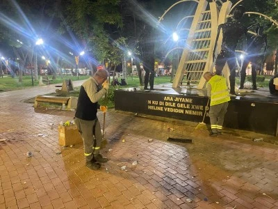 Atat&uuml;rk Parkı&rsquo;nda temizlik