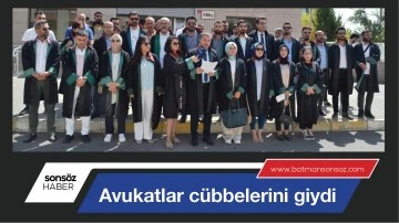 Avukatlar c&uuml;bbelerini giydi
