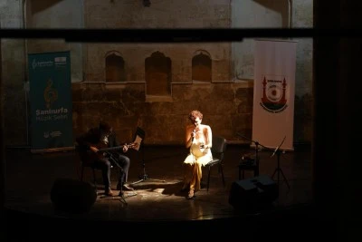 Avusturyalı m&uuml;zisyen Phoebe Violet, Şanlıurfa'da konser verdi