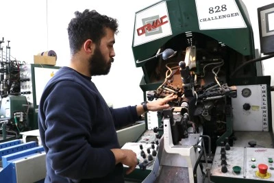 Ayakkabıcılığın p&uuml;f noktalarını mezun olduğu okuldaki &ouml;ğrencilere aktarıyor