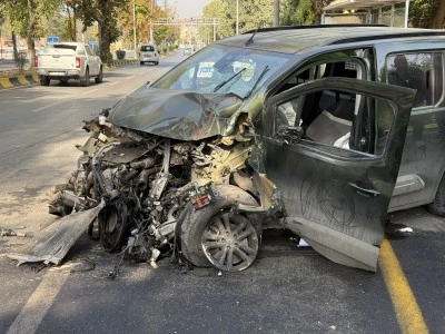 Aydınlatma direğine &ccedil;arpan s&uuml;r&uuml;c&uuml; yaralandı