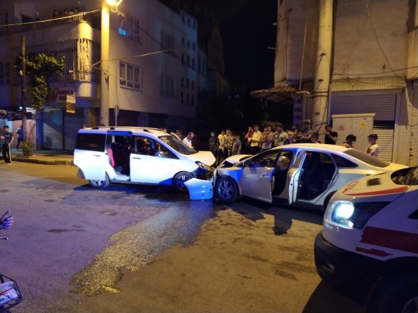 Aydınlıkevler&rsquo;de kaza: 3 Yaralı