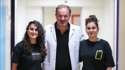 Aynı sakatlığı yaşayan ikiz kadın futbolcular, yeşil sahaya d&ouml;nmek i&ccedil;in g&uuml;n sayıyor