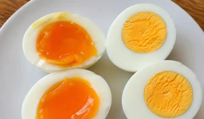 Az pişmiş yumurta mı, katı pişmiş yumurta mı daha sağlıklı?