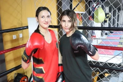 Babalarının spora y&ouml;nlendirdiği kız kardeşlerin hedefi boksta başarı elde etmek