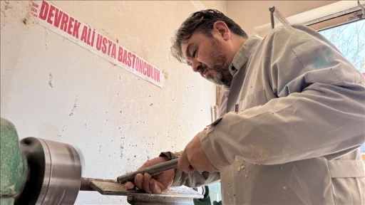 Babasından &ouml;ğrendiği Devrek bastonu yapımında yeni ustalar yetiştiriyor