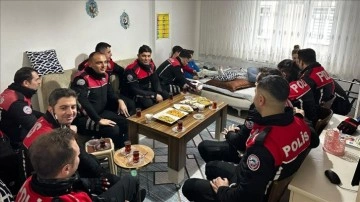 Bacağı Kırılan Minik Futbolcuya Yunus Polislerinden Ziyaret