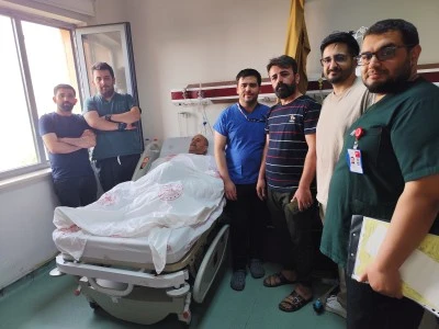 Bağırsak kanseri ameliyatı olan iki hasta sağlığına kavuştu