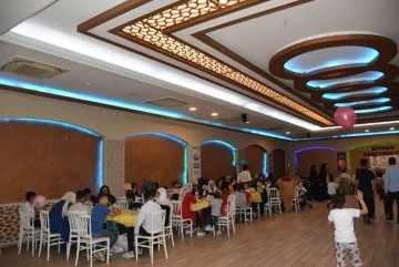 Bağış&ccedil;ılar ve yetimler aynı sofrada buluştu