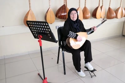Bağlamayla fel&ccedil;li kolunu iyileştirdi, &ccedil;ocukluk hayalini ger&ccedil;ekleştirdi