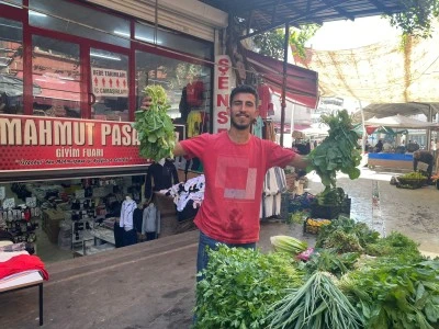 Bah&ccedil;ede yetiştiriyor, pazarda satıyor