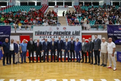 Bakan Bak, T&uuml;rkiye Karate Premier Ligi Rıdvan G&uuml;m&uuml;ş Etabı m&uuml;sabakalarını izledi