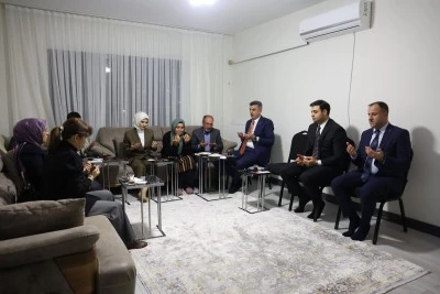 Bakan G&ouml;ktaş, Şanlıurfa'da yeni evlerine kavuşan depremzede ailenin iftar sofrasına misafir oldu