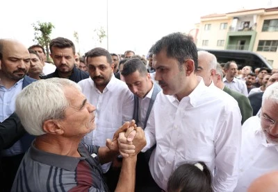 Bakan Kurum, Adıyaman'da yeni evlerine kavuşan depremzede aileye misafir oldu