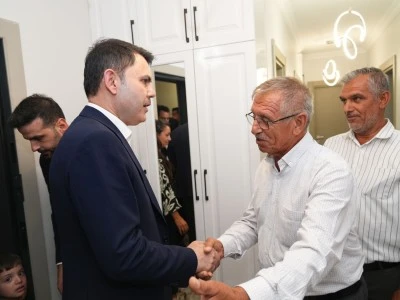 Bakan Kurum'dan Adıyaman'daki depremzede Yusuf Berk ile dedesine ziyaret: