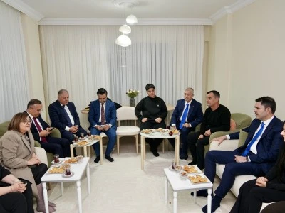 Bakan Kurum, Gaziantep'te depremzede ailenin yeni evine misafir oldu
