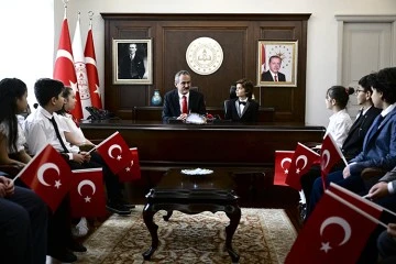 Bakan &Ouml;zer, koltuğunu 11 yaşındaki Can'a devretti