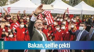 BAKAN, SELFİE &Ccedil;EKTİ