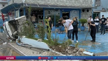 Balık&ccedil;ı d&uuml;kkanına &ccedil;arpan ara&ccedil;taki 2 kişi yaralandı