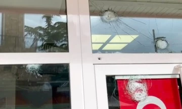 Banka şubesinin kapı ve camlarına sa&ccedil;ma isabet etti