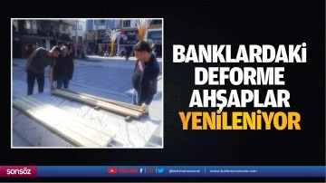 Banklardaki deforme ahşaplar yenileniyor