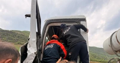 Bariyere &ccedil;arpan beton mikseri s&uuml;r&uuml;c&uuml;s&uuml; ağır yaralandı
