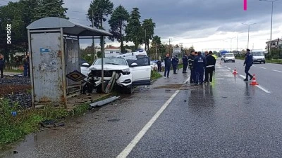 Bariyere &ccedil;arpan cipin s&uuml;r&uuml;c&uuml;s&uuml; &ouml;ld&uuml;, eşi yaralandı