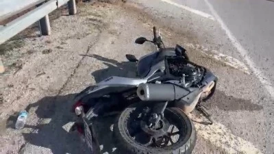 Bariyere &ccedil;arpan motosikletin s&uuml;r&uuml;c&uuml;s&uuml; ağır yaralandı