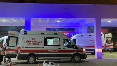 Bariyere &ccedil;arpan motosikletin s&uuml;r&uuml;c&uuml;s&uuml; &ouml;ld&uuml;