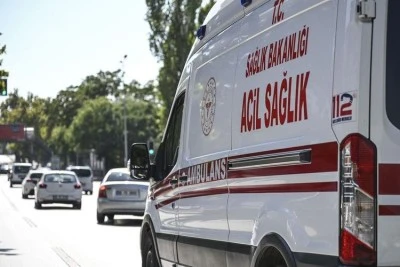 Bariyere &ccedil;arpan otomobilin s&uuml;r&uuml;c&uuml;s&uuml; hayatını kaybetti