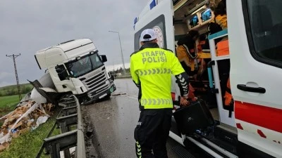 Bariyere &ccedil;arpan tırın s&uuml;r&uuml;c&uuml;s&uuml; yaralandı