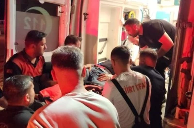 Bariyerlere &ccedil;arpan pikaptaki 2 kişi yaralandı
