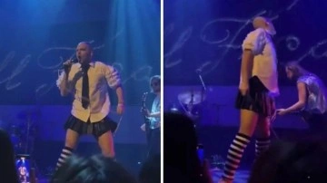 Bartu K&uuml;&ccedil;&uuml;k&ccedil;ağlayan Mini Etekle Sahneye &Ccedil;ıktı