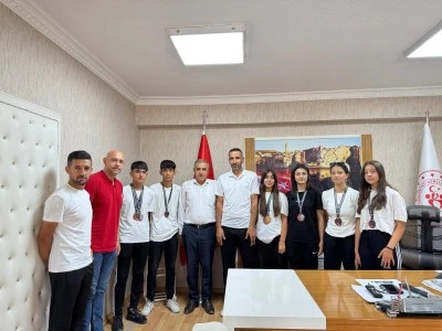 Başarılı atletlere eşofman dağıtıldı