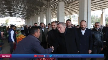 Başkan adayı Şahin, pazarda esnafı ziyaret etti