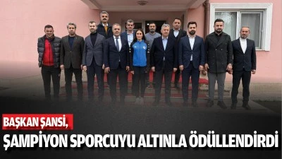 Başkan Şansi, şampiyon sporcuyu altınla &ouml;d&uuml;llendirdi