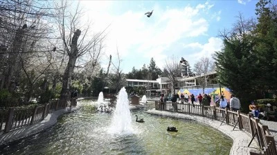 Başkentliler g&uuml;neşli bayram g&uuml;n&uuml;n&uuml; parklarda ge&ccedil;irdi