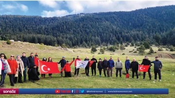 Başkonuş Yaylası'nın zirvesine T&uuml;rk bayrağı astı