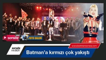 Batman&rsquo;a kırmızı &ccedil;ok yakıştı