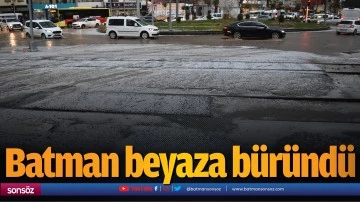Batman beyaza b&uuml;r&uuml;nd&uuml;