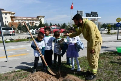 Batman&rsquo;da minik &ouml;ğrenciler fidan dikti
