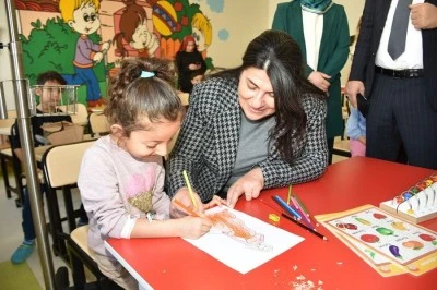 Batman Eğitim ve Araştırma Hastanesinde yatan &ccedil;ocuklar eğitimden kopmuyor