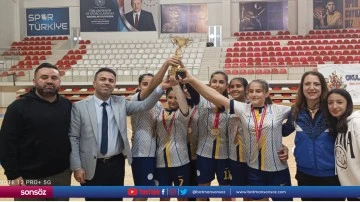 Batman Lisesinin kızları futsalda 1.