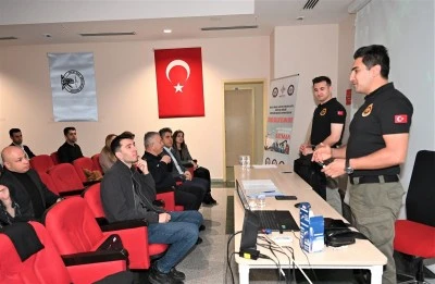Batman Polisine g&uuml;venlik cihazları kullanma kursu verildi