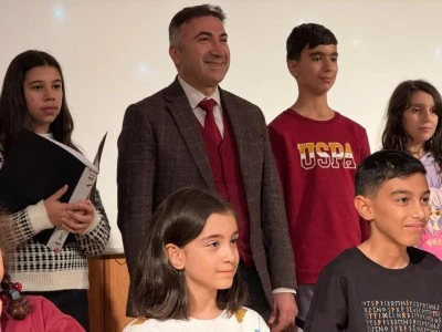 Batman Rekt&ouml;r&uuml;, miniklerle şarkı s&ouml;yledi